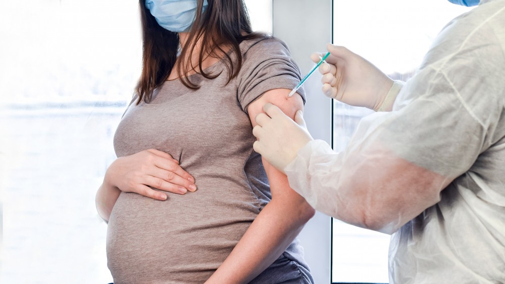 Studiu // Vaccinarea împotriva COVID-19 a gravidelor ar putea oferi protecţie copiilor